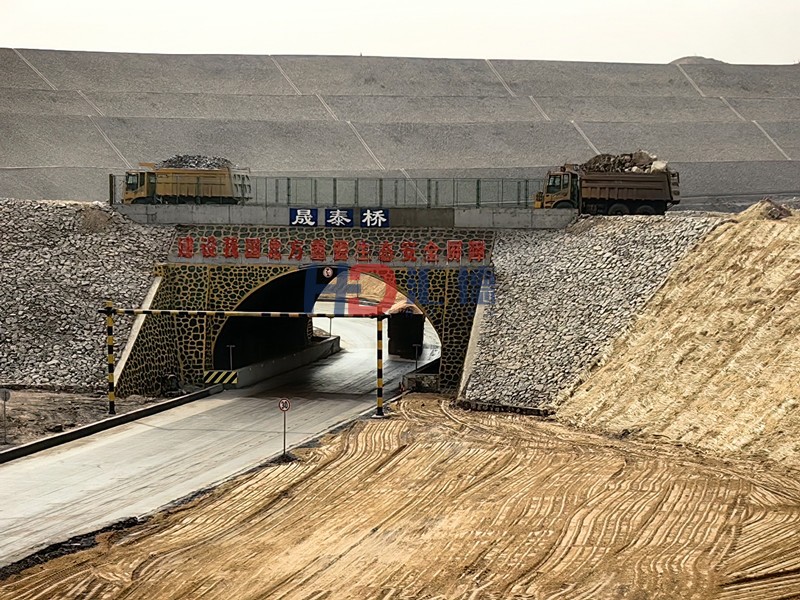乌达运煤线跨线桥梁马蹄形大跨径涵洞工程3